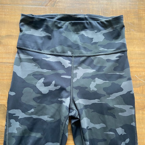 Athleta Ultimate Camo 7/8 Tight Leggings-Pockets-Green-Size XS - Picture 8 of 13